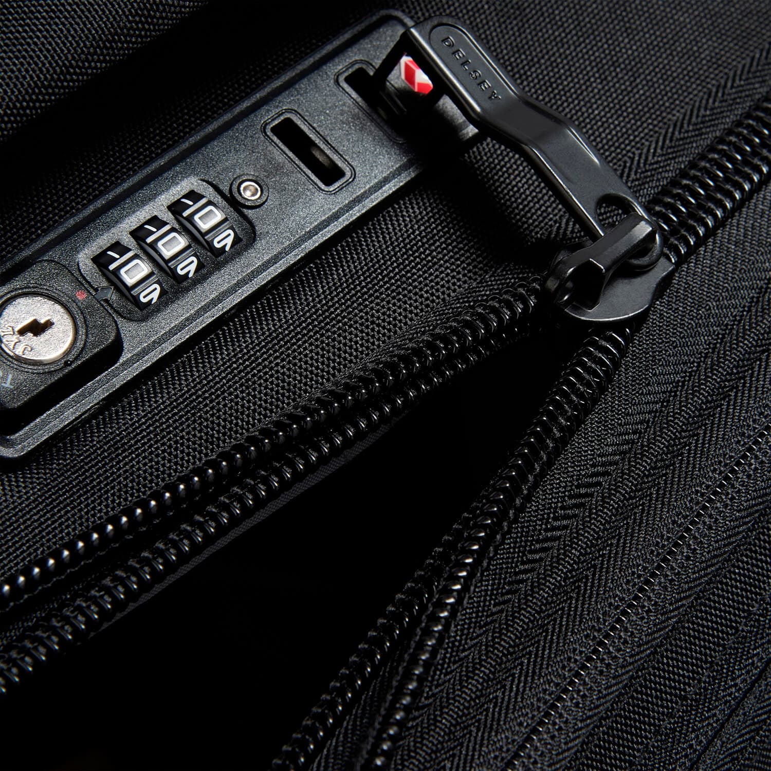 Чемодан XS на 2 колёсах Delsey 003813700 Maubert 2.0 2W Cabin Case 45 см RFID